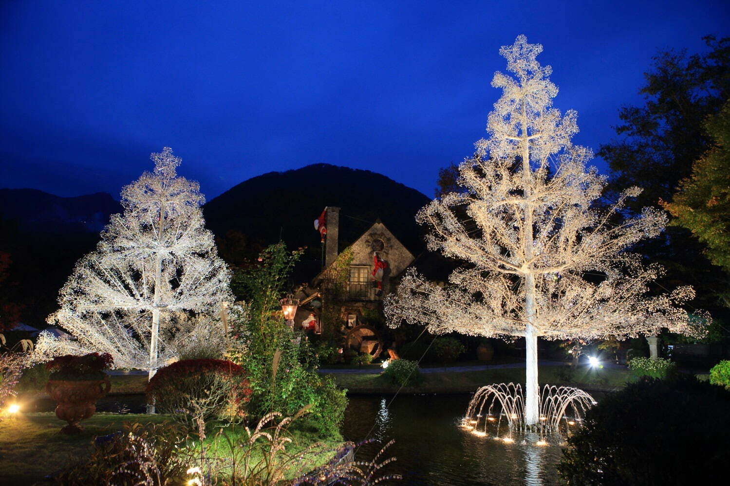 15万粒のクリスタルガラス”クリスマスツリーが箱根ガラスの森美術館に