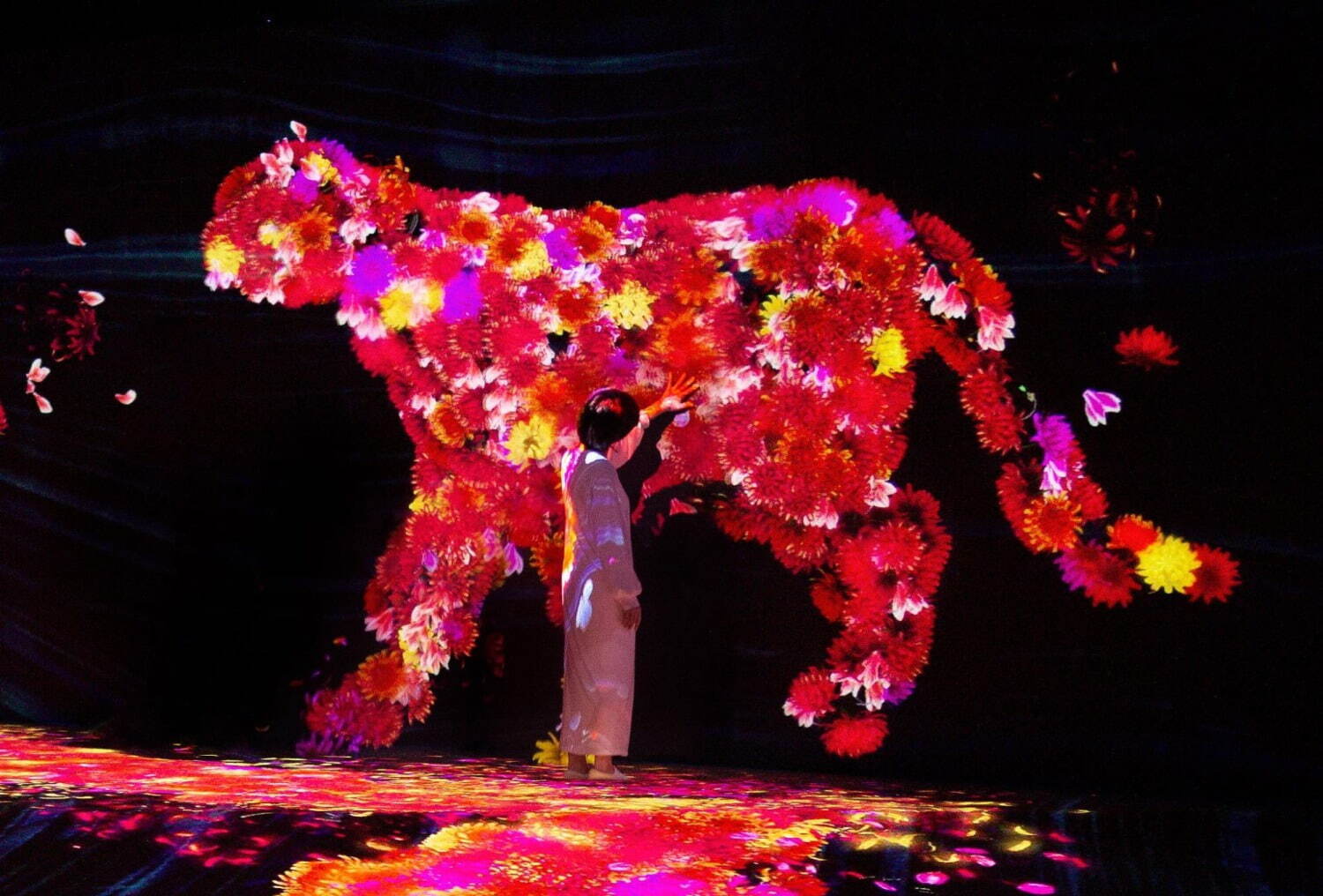 花と共に生きる動物たち II - A Whole Year per Year / <i width="1500" height="1016">Animals of Flowers, Symbiotic Lives II - A Whole Year per Year</i>
teamLab, 2019, Interactive Digital Installation, Sound: Hideaki Takahashi