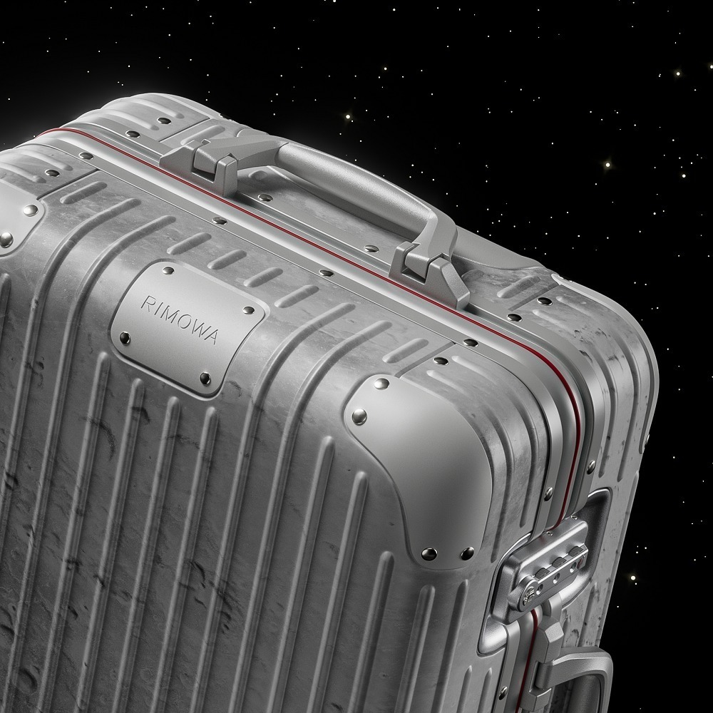 リモワ「月」着想のスーツケース、クレーター模様のアルミニウム製 