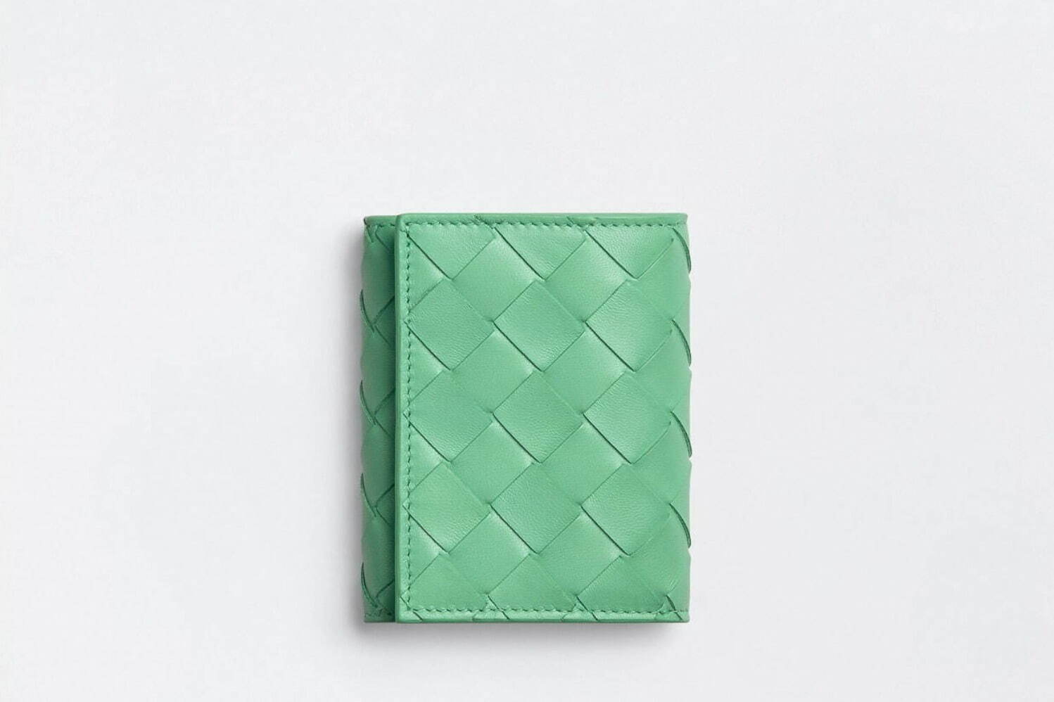 ボッテガ・ヴェネタ“鮮やか”グリーン＆輝くシルバーの新作バッグや財布