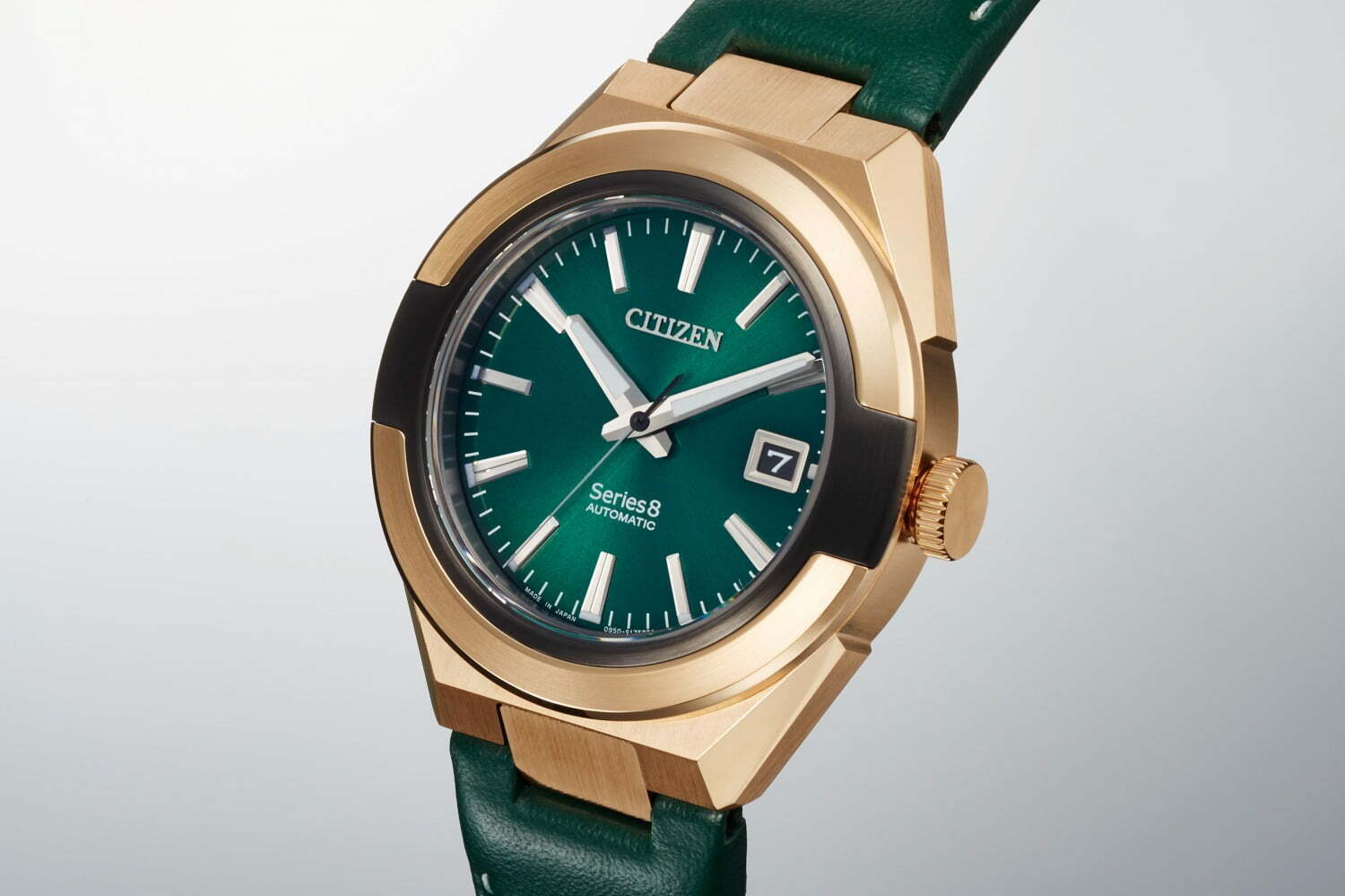シチズン シリーズエイト限定腕時計、ゴールド＆グレーの2体構造ケースにグリーン文字板の組み合わせ - ファッションプレス