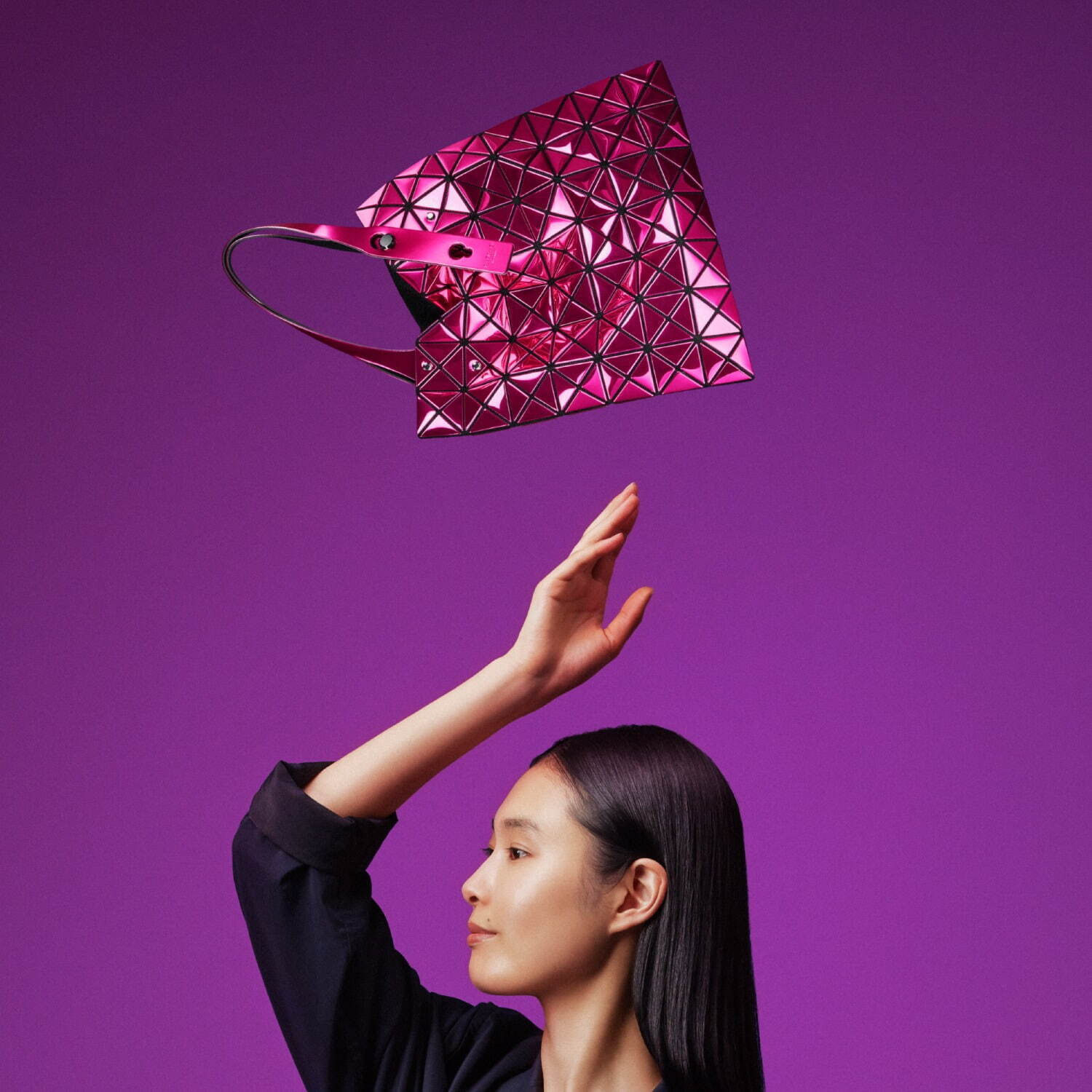 BAO BAO ISSEY MIYAKE"鏡"のように輝くミニトートバッグにカラフルな新色｜写真3