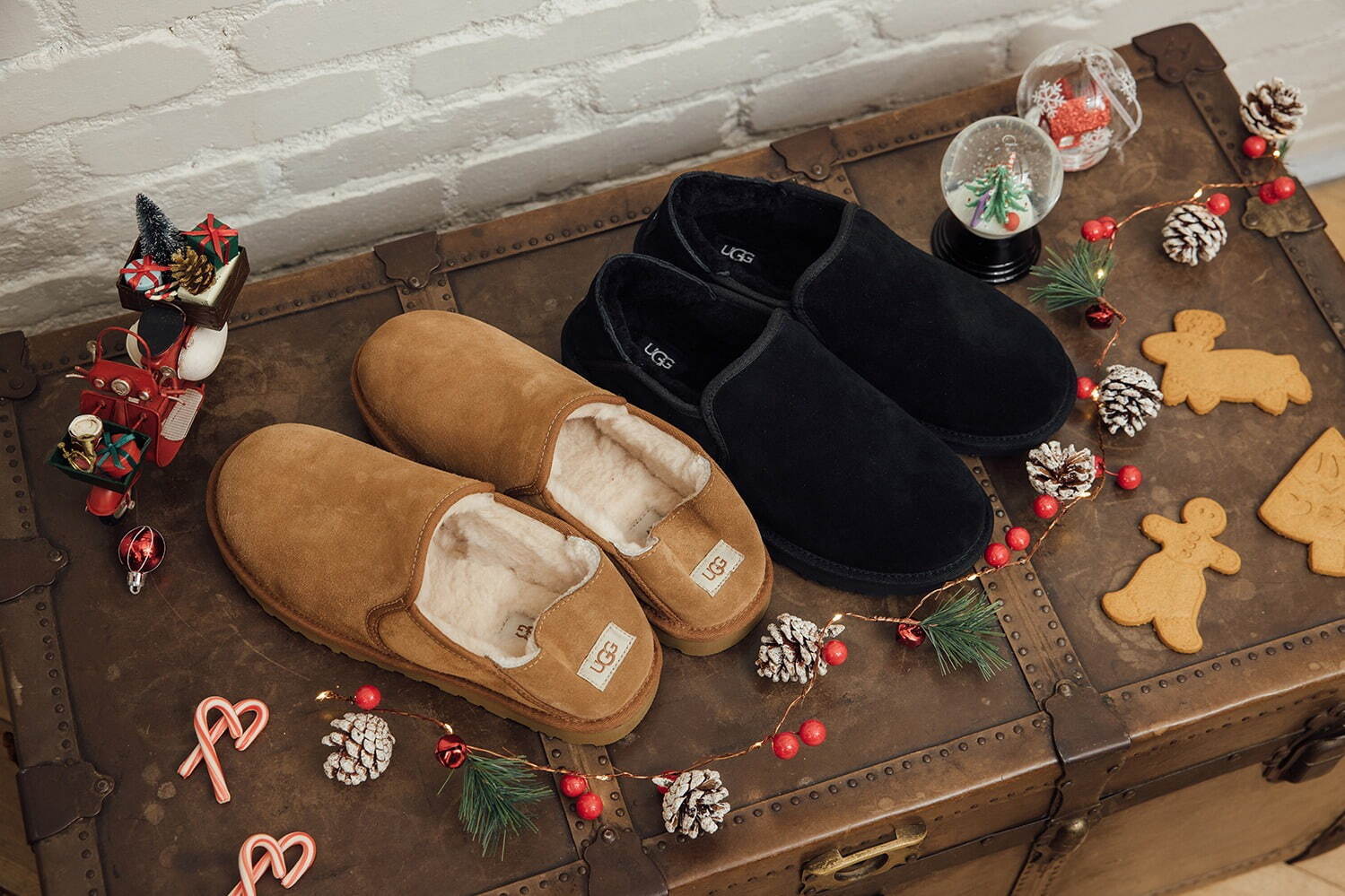 UGGのクリスマスシューズ、カラフル"もこもこ"サンダル＆煌めくゴールドブーツに冬小物も｜写真45