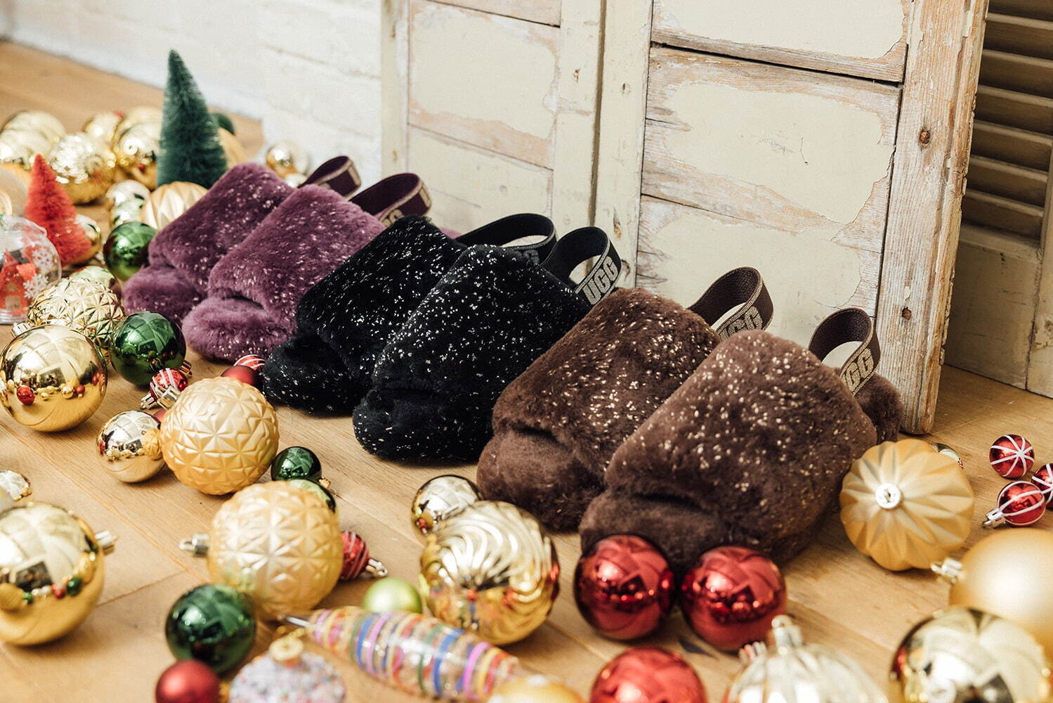 UGGのクリスマスシューズ、カラフル"もこもこ"サンダル＆煌めくゴールドブーツに冬小物も｜写真40