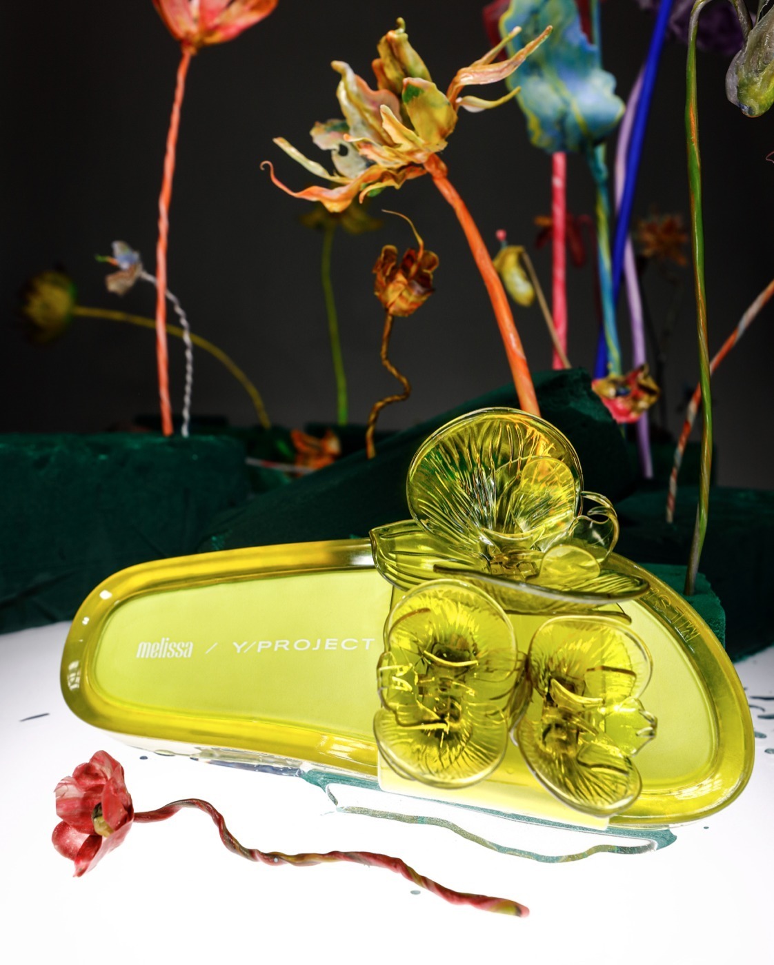 メリッサ×Y/プロジェクト“ランの花”付きクリアサンダルや花瓶ミュール