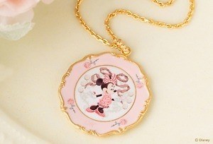 Q Pot ディズニー ミニー デイジー のアクセサリー 薔薇ケーキのネックレスやホイップピアス ファッションプレス