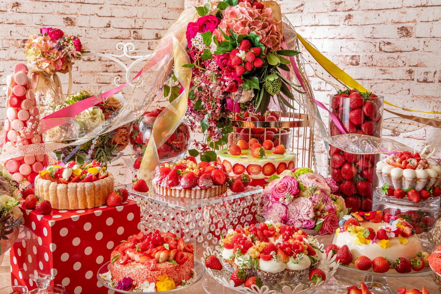 ヒルトン東京の苺デザートビュッフェ、“まるで花束”スミレやバラの香りをまとった苺ケーキ＆タルト｜写真1