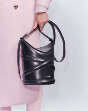 アレキサンダー・マックイーン“ハーネス”着想のバッグ「カーブ」に新作、メンズ向けビッグサイズ - ファッションプレス