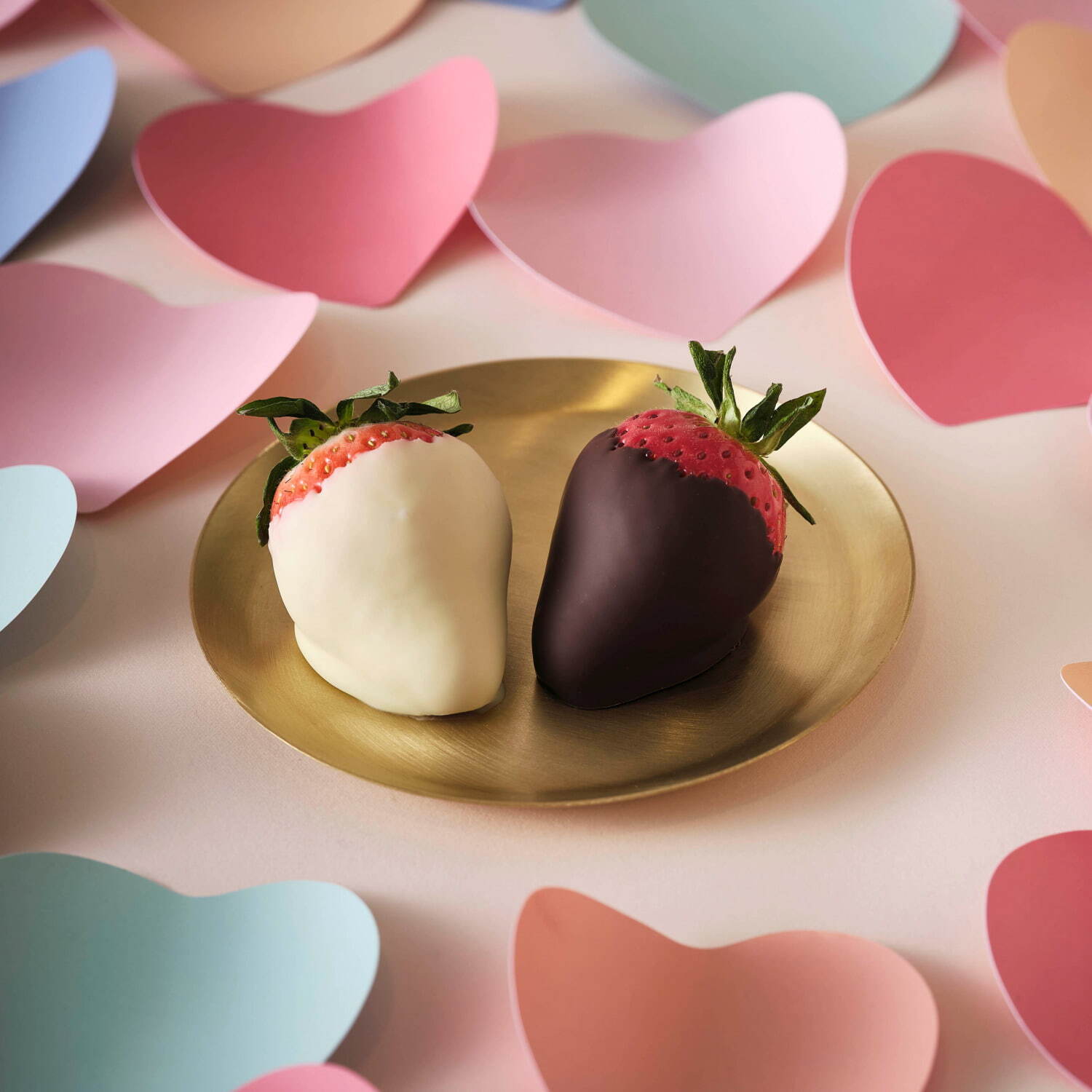 ゴディバカフェのバレンタイン とろ り チョコクリーム入りフォンダンショコラ 苺のチョコディップ ファッションプレス