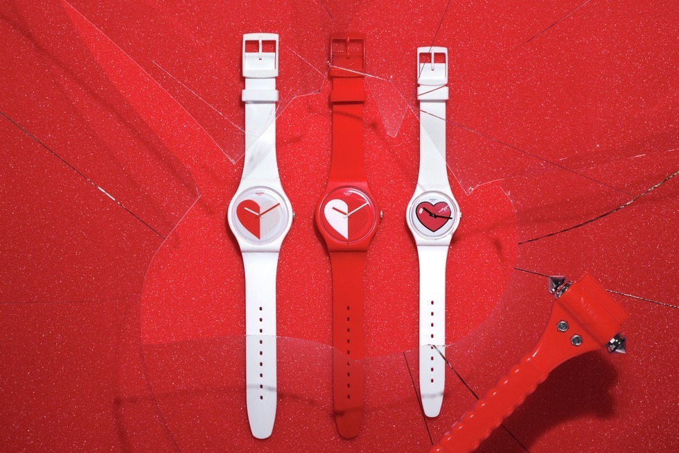スウォッチのバレンタイン限定腕時計、文字盤の“ハート”が光る赤＆白の