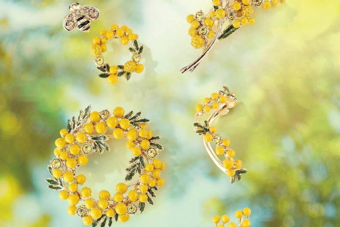 ヴァンドームブティック“ミモザの花＆ハチ”の春色アクセサリー、リース