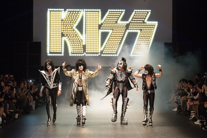 へヴィメタルバンド「KISS」がクリスチャン ダダのショーに登場！｜写真1