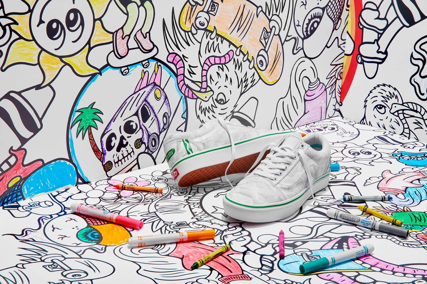 VANS"塗り絵風”にカスタム！？自分色のアッパー＆ソールが楽しめるクレヨラのコラボスニーカー｜写真1