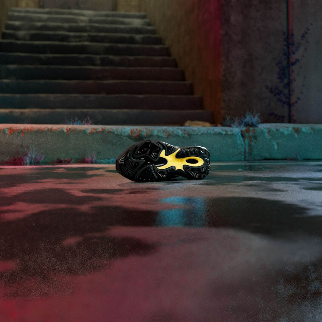 アディダス オリジナルス×グッチメイズのスニーカー、光で浮かび上がる"シークレットロゴ"｜写真4