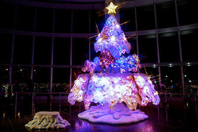 光るメリーゴーランドのクリスマスツリー！増田セバスチャン作の大型 
