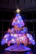 光るメリーゴーランドのクリスマスツリー！増田セバスチャン作の大型 