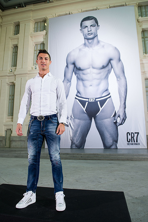 クリスティアーノ ロナウド 下着ブランド Cr7 設立 本人登場の巨大パネルがスペインで話題 ファッションプレス