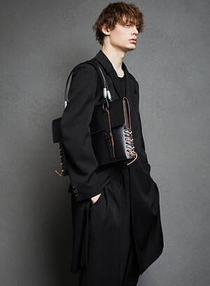 ヨウジヤマモト×ポーター「ツッパリ バッグ」PVC＆鉄ワイヤーハンドルを配したレザーバッグ - ファッションプレス