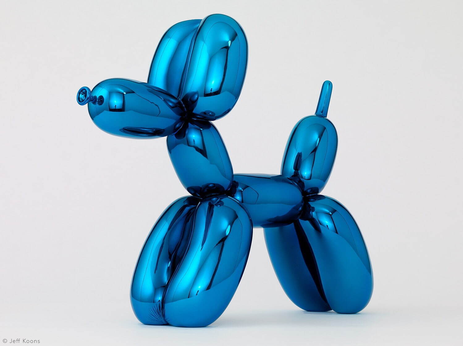 ジェフ・クーンズ《バルーン・ドッグ(ブルー)》2021年 磁器 40.0×48.0×15.8cm BERNARDAUD, ©Jeff Koons