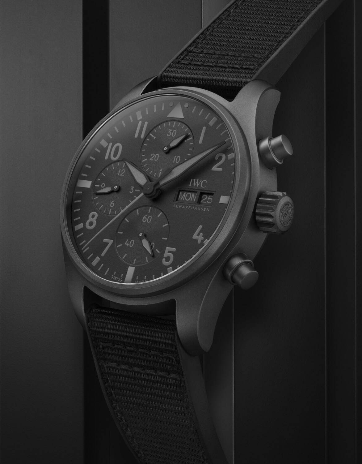 IWCの2022年新作腕時計、「トップガン」にオールブラックの41mmクロノ ...