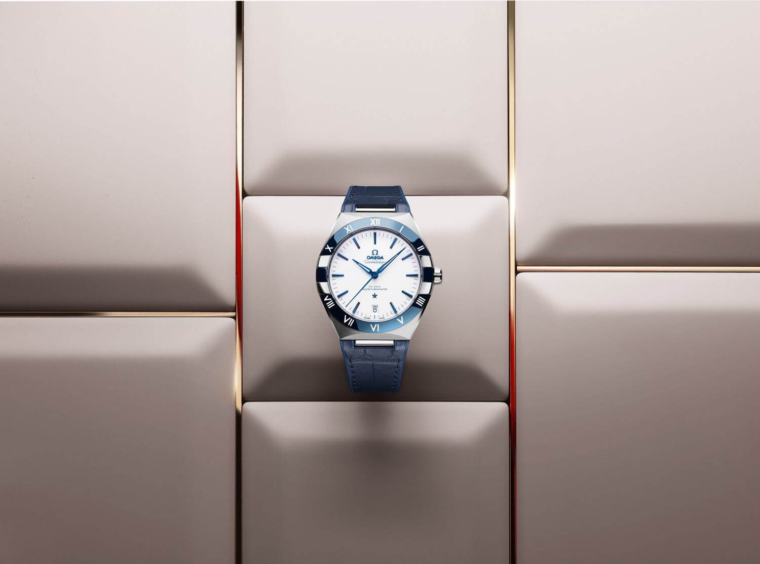 オメガの2022年新作メンズ腕時計、ブルー×ホワイトの新ダイアル