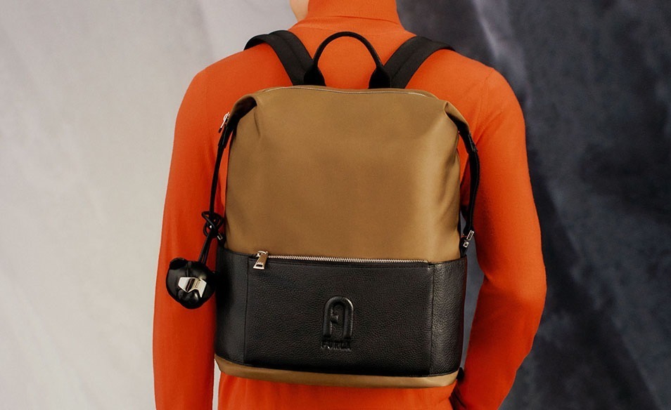 フルラ2022年春の新作メンズバッグ、ショルダーバッグにアレンジ