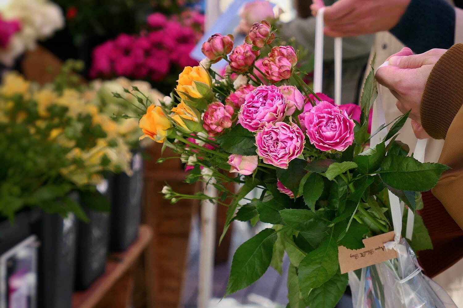 薔薇イベント「ローズ フェスティバル」青山ファーマーズマーケットで、プロによる花器の提案も｜写真4