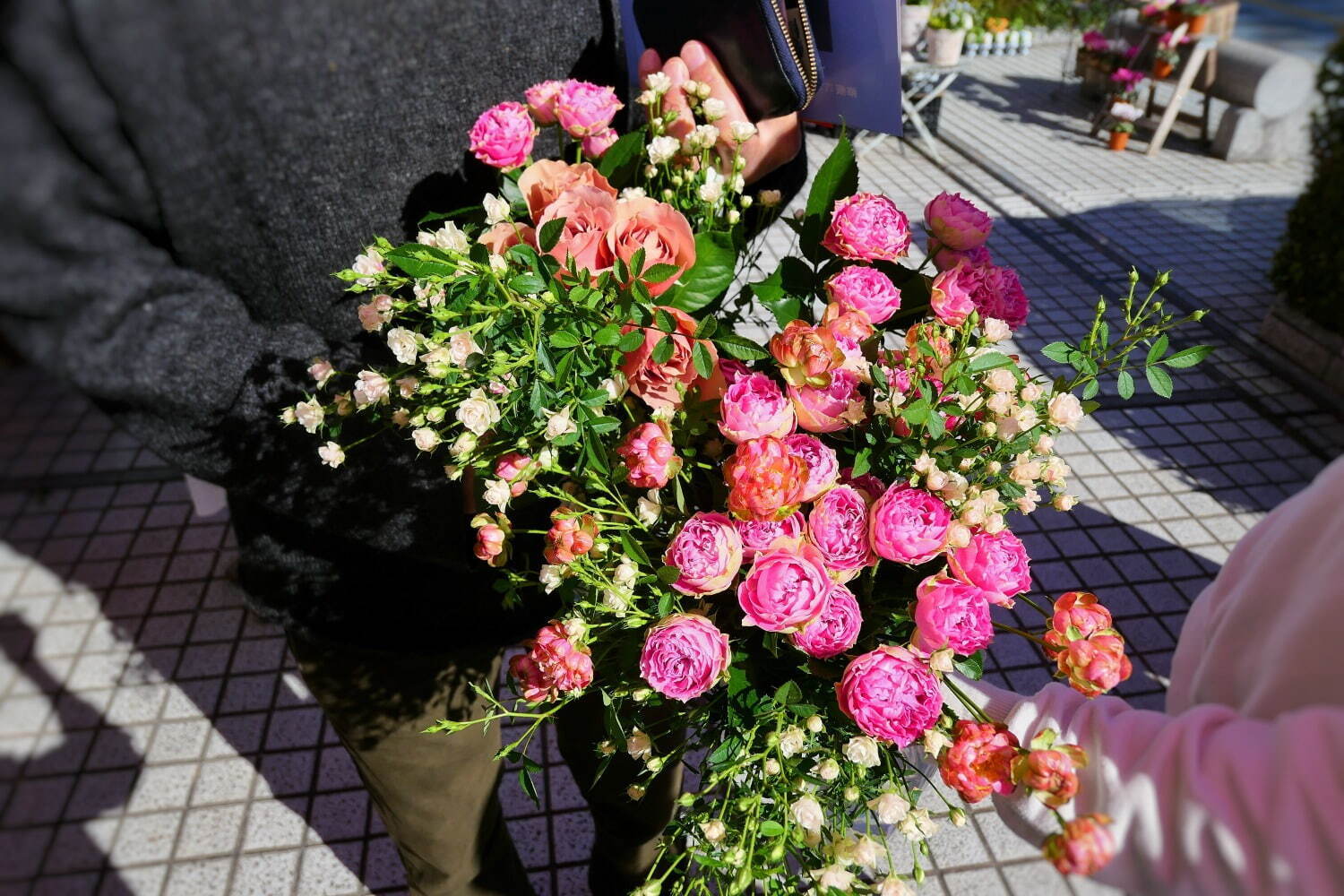 薔薇イベント「ローズ フェスティバル」青山ファーマーズマーケットで、プロによる花器の提案も｜写真17