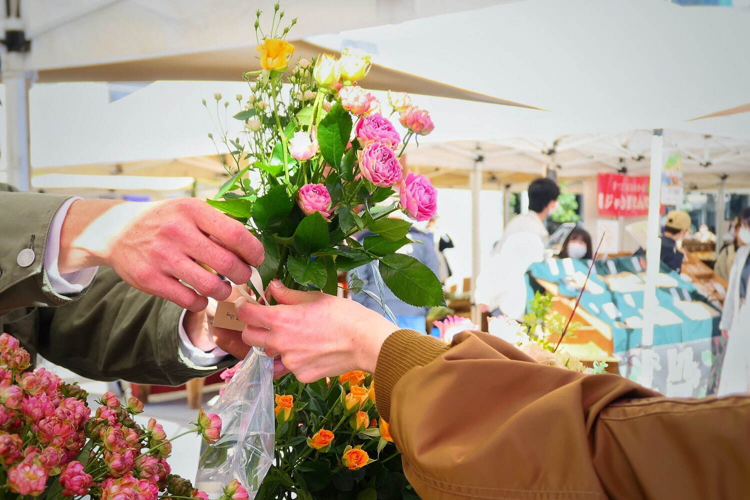 薔薇イベント「ローズ フェスティバル」青山ファーマーズマーケットで、プロによる花器の提案も｜写真16