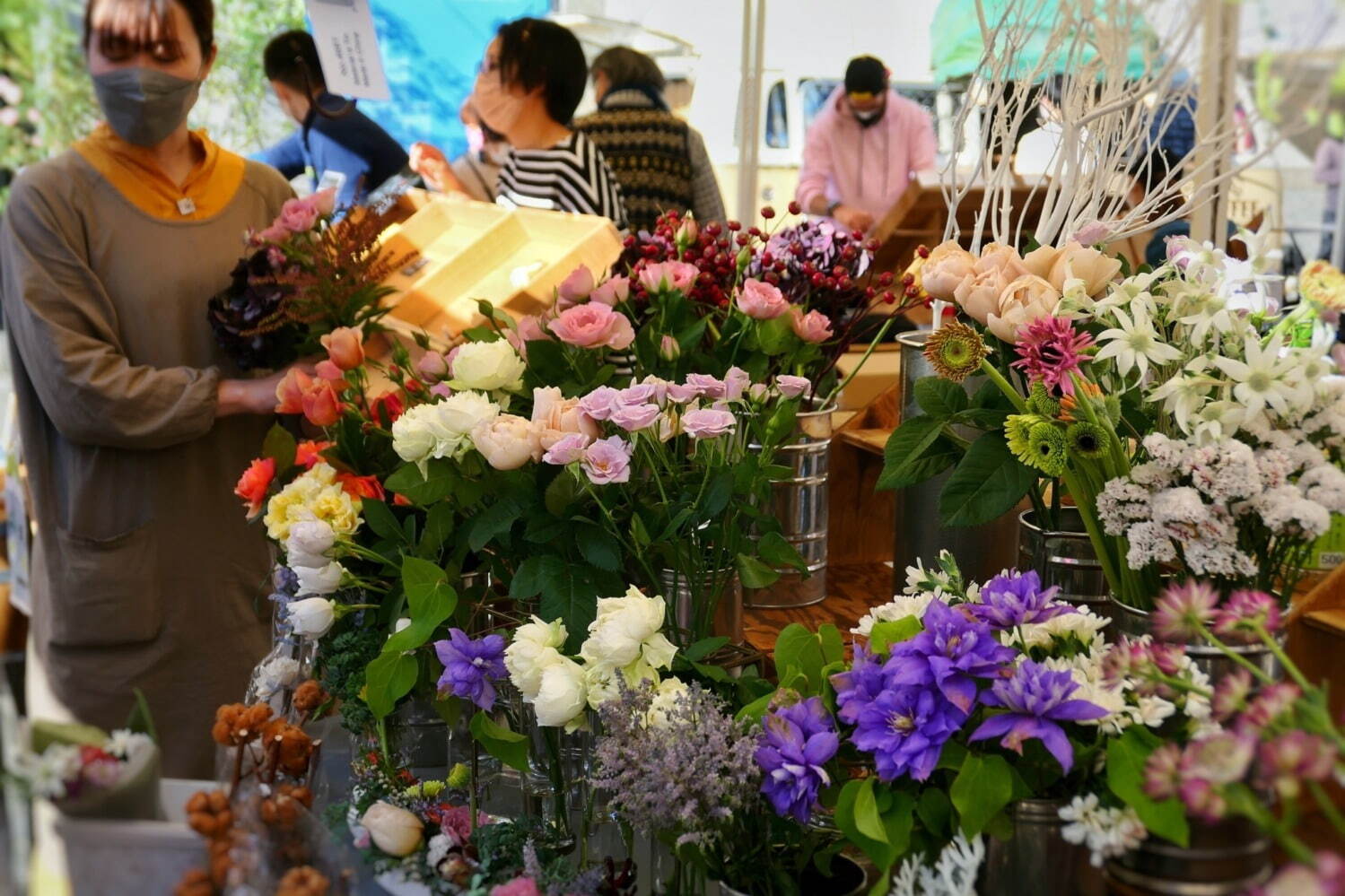 薔薇イベント「ローズ フェスティバル」青山ファーマーズマーケットで、プロによる花器の提案も｜写真2