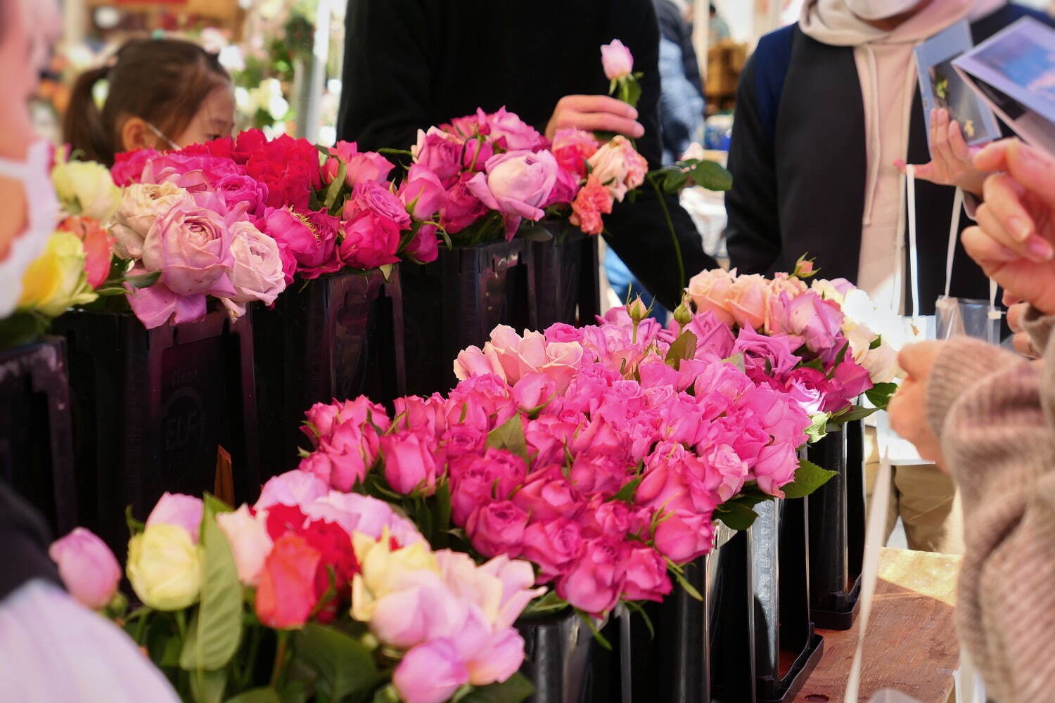 薔薇イベント「ローズ フェスティバル」青山ファーマーズマーケットで、プロによる花器の提案も｜写真7