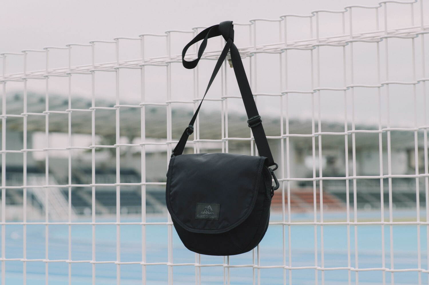グレゴリー新作バッグ「メロウブラック」光沢感のある高密度ナイロン
