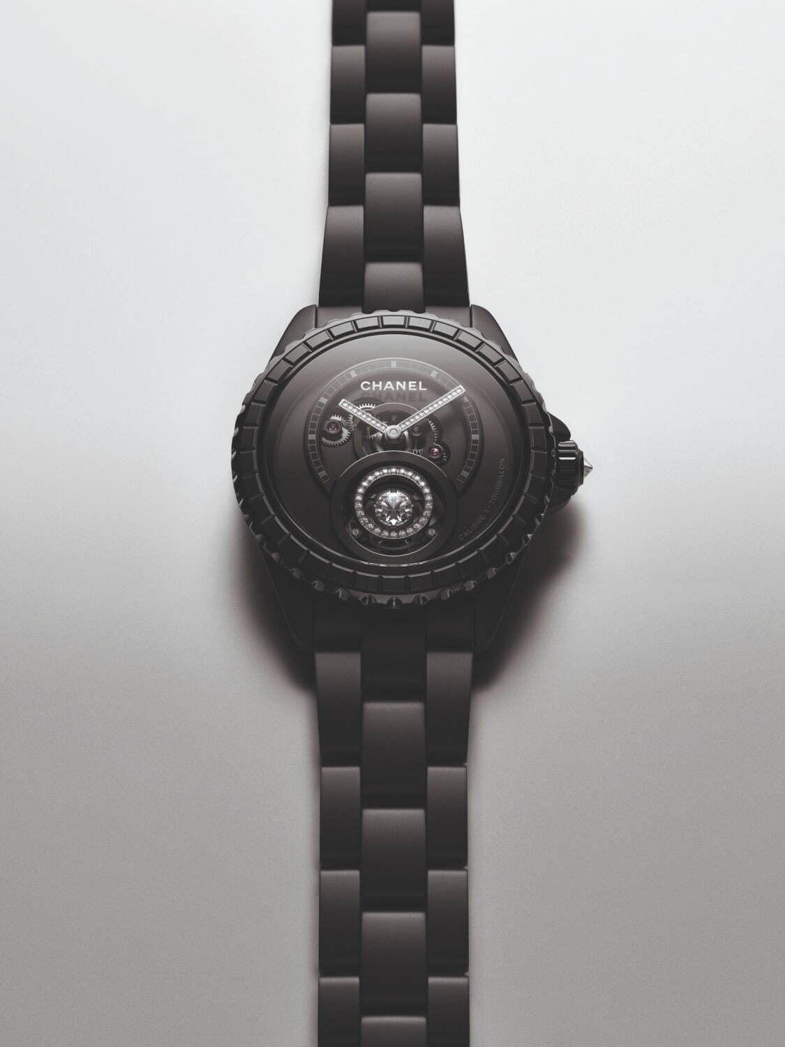 シャネルの腕時計「J12」“ダイヤモンドが回転する”新作、シックな