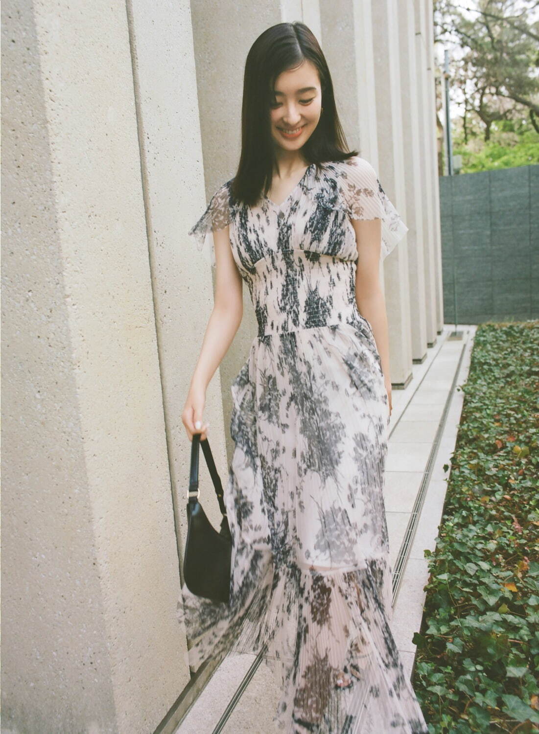 スナイデル2022年夏新作、繊細刺繍の襟付きワンピース＆艶やかな花柄
