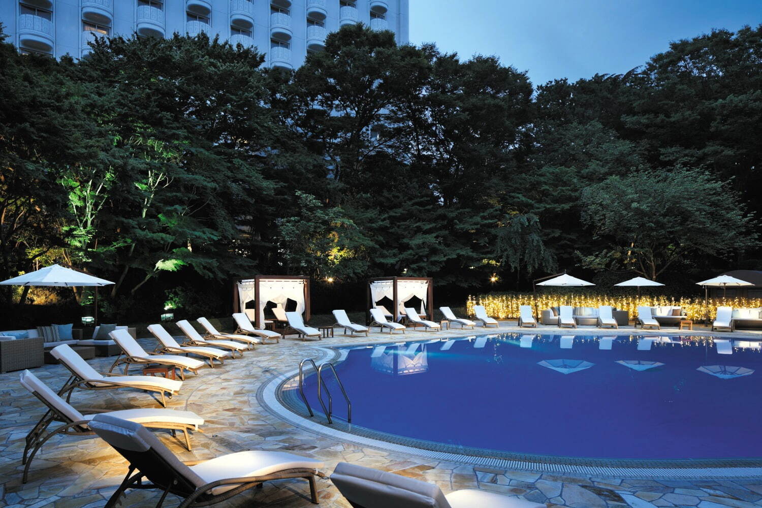 夏季限定の屋外プールが東京・高輪エリアのプリンスホテルで、夜はライトアップ&BGMで幻想的に｜写真3