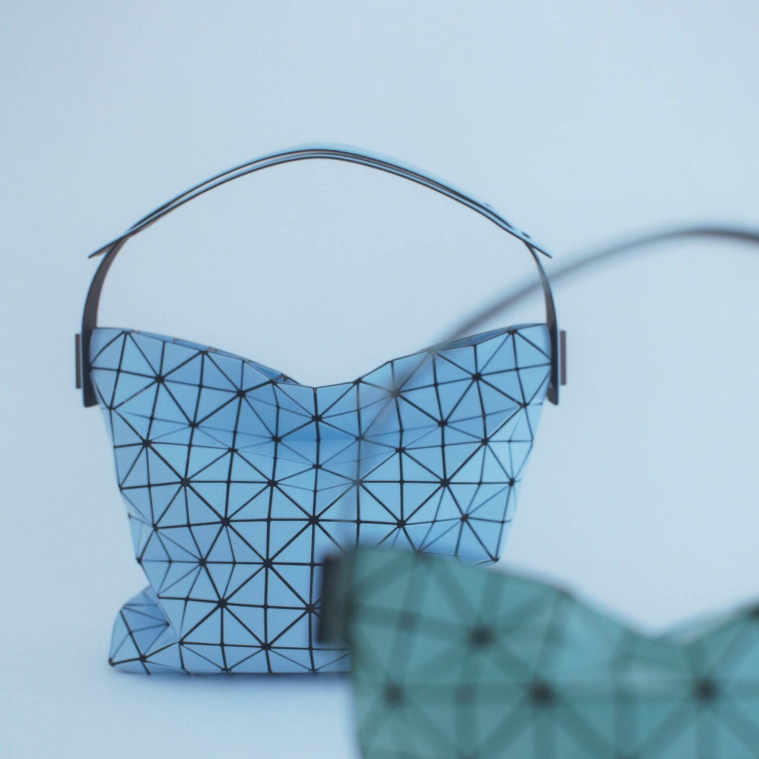 BAO BAO ISSEY MIYAKE“ダブルカラー”のバッグやカードケースなど｜写真15