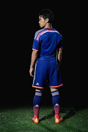 アディダスがサッカー日本代表のユニフォームをデザイン サムライブルーの新たな絆 円陣 ファッションプレス