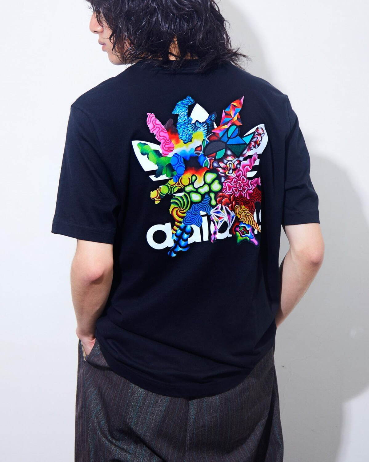 アディダス オリジナルス 鈴木一世 鮮やかな 三つ葉ロゴアート 配した限定tシャツ スウェット ファッションプレス