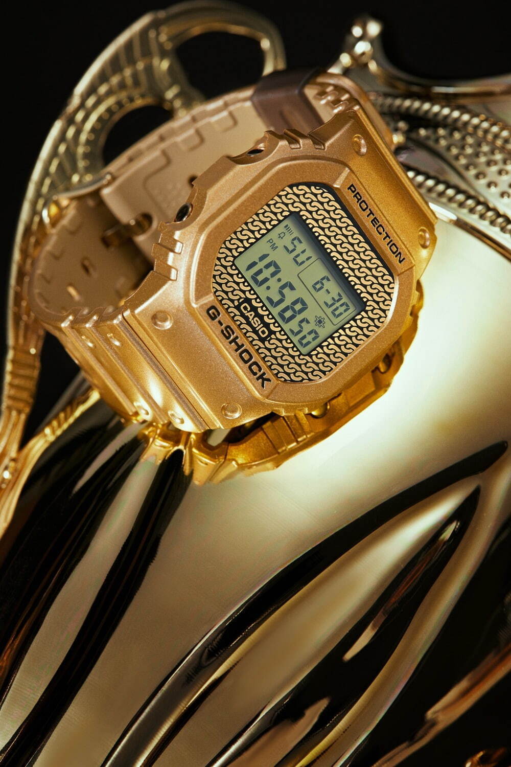 G-SHOCK“チェーンモチーフ”文字板のゴールド腕時計、付け替え可能な