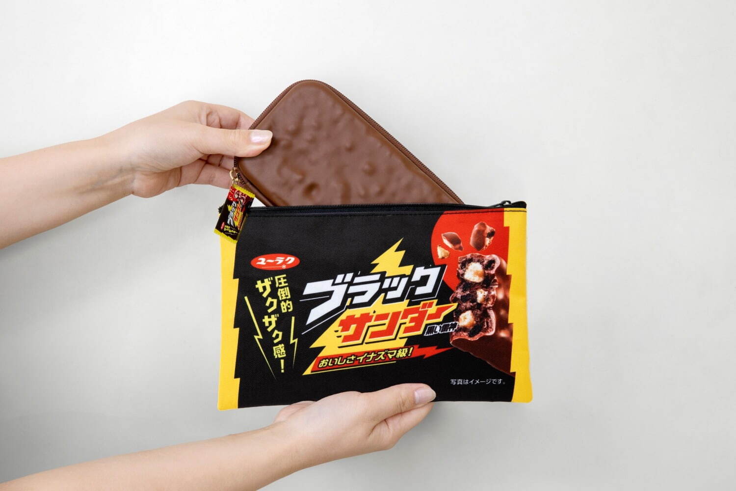 「ブラックサンダー」“本物そっくり”チョコバー＆パッケージポーチ付属、公式ムック本｜写真7