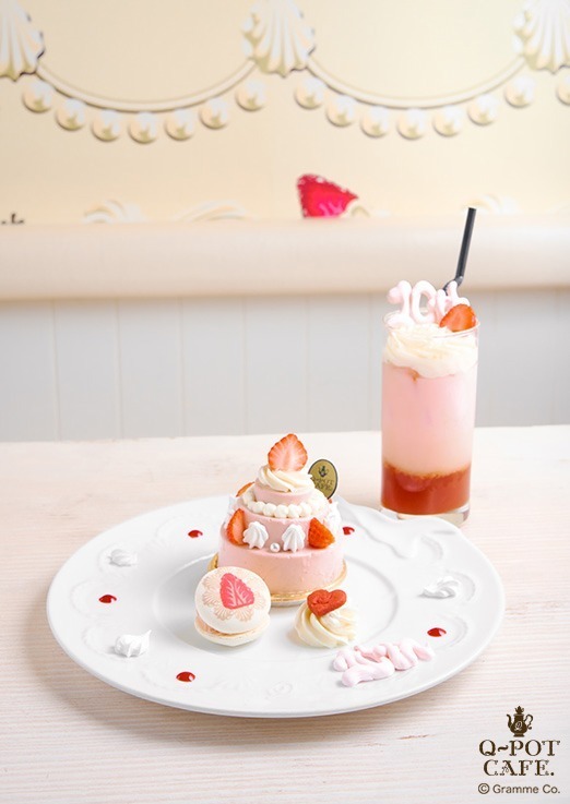 Q-pot CAFE.苺レアチーズケーキ＆マカロンの10周年記念プレート 