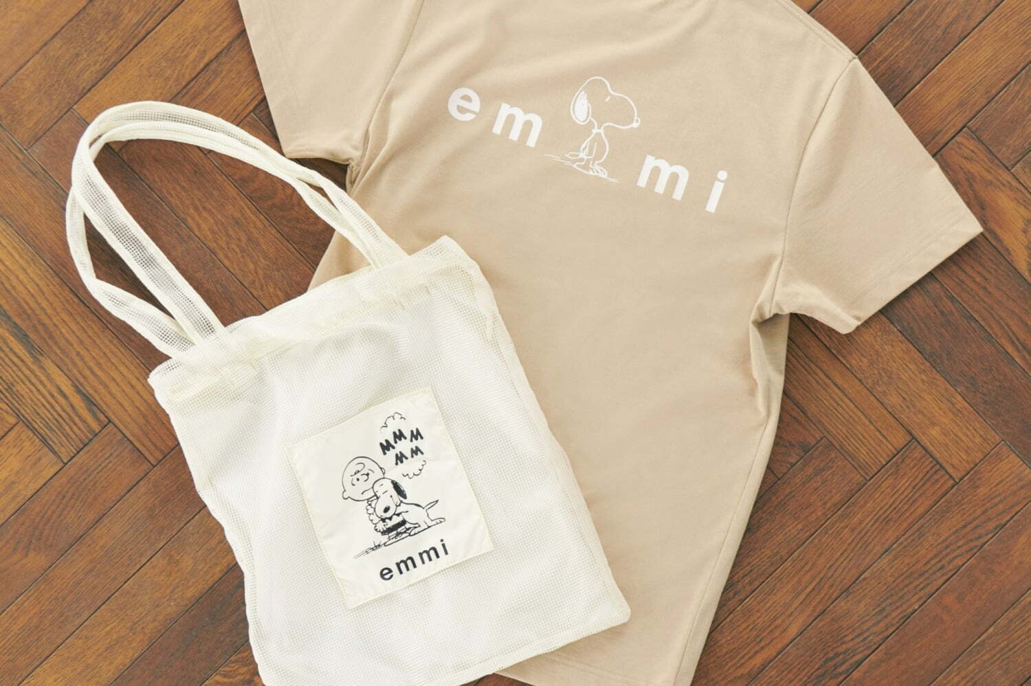 エミ「ピーナッツ」スヌーピーの限定コラボTシャツ＆トートバッグセット、阪急うめだ本店で - ファッションプレス