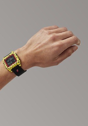 ニクソン×ザ・ローリング・ストーンズの腕時計、刺繍ロゴや“ネオン