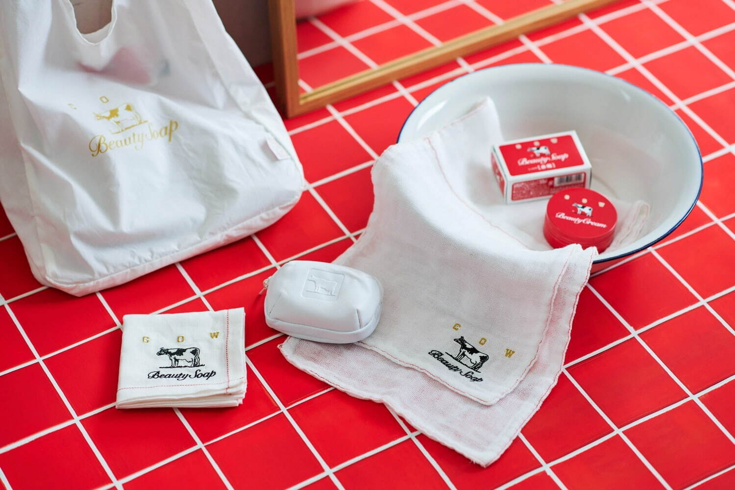 牛乳石鹼×中川政七商店、ロングセラーソープ「赤箱」そっくりな石鹸 