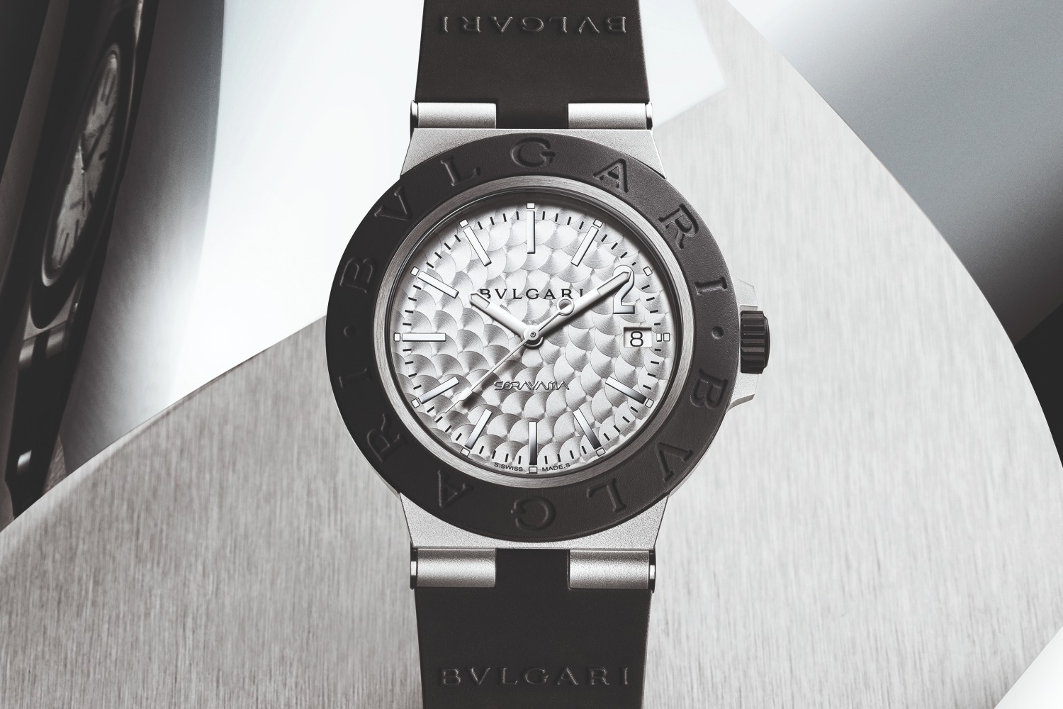ブルガリ×空山基の限定腕時計 - “光の渦”が連なるダイヤル、1930～40年代の車や飛行機から着想 - ファッションプレス
