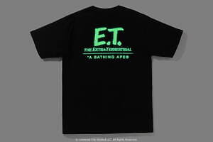 ア ベイシング エイプ×『E.T.』、名シーンのグラフィック配したTシャツ