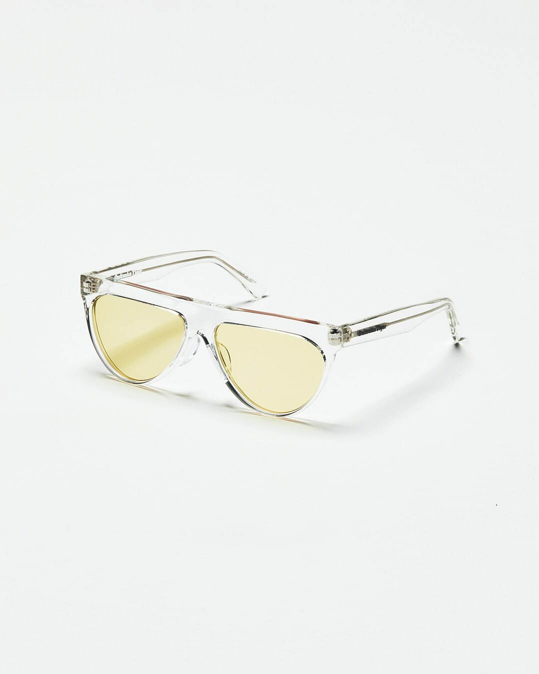 金子眼鏡×オニツカタイガーのサングラス、光沢のあるクリア