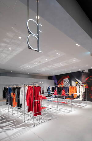 CFCL初の旗艦店が表参道に“レッドカラー”の限定ドレスやバッグ、東京