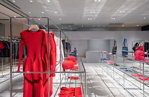 CFCL初の旗艦店が表参道に“レッドカラー”の限定ドレスやバッグ、東京