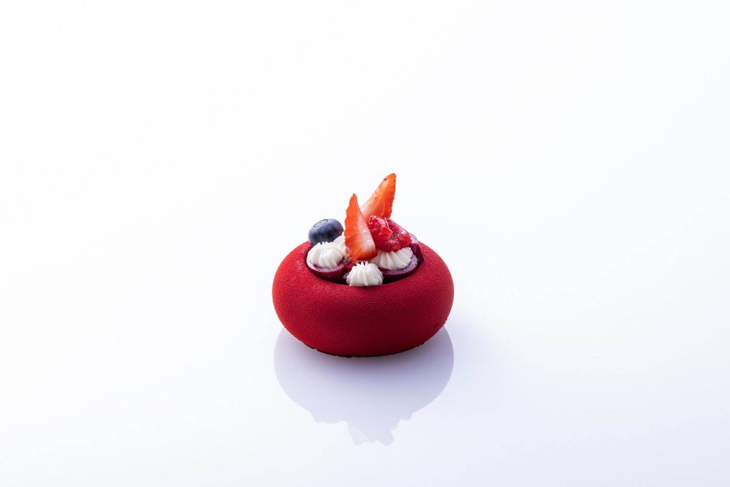 コンラッド大阪22年クリスマスケーキ、”まるでアート”ベリーを散りばめた真っ赤なムースケーキ｜写真6